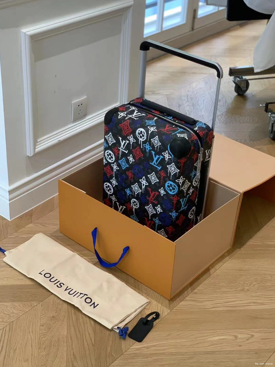 CUSTOM GRAFFITI HORIZON SUITCASE 55 CABIN 37L 0823